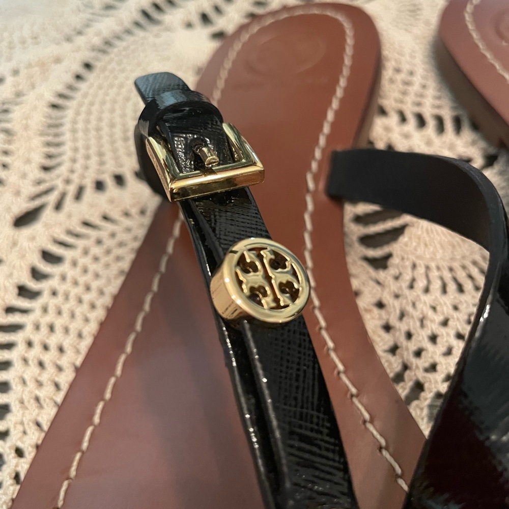 Tory Burch Black and Brown Leather Thong Sandals with Gold Logo - Picture 3 of 7